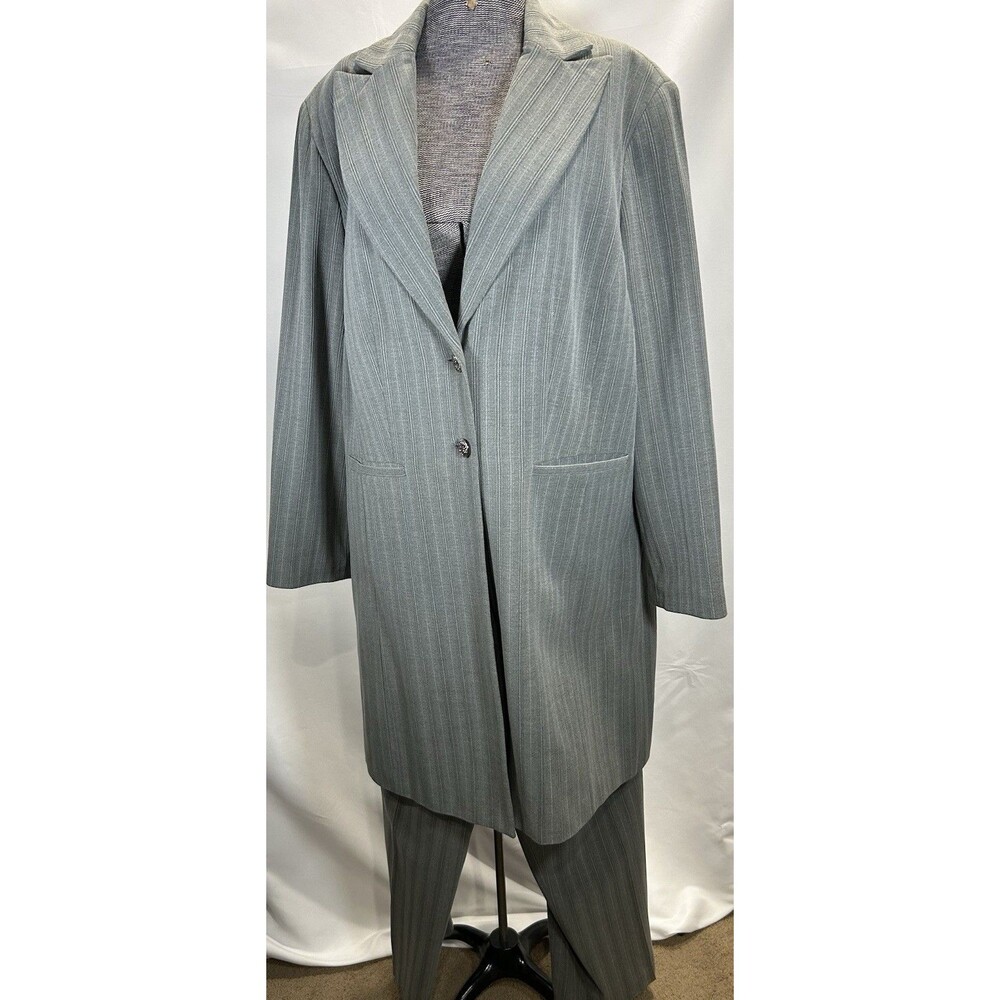 Signature by Larry Levine Women’s Suit Size 18W